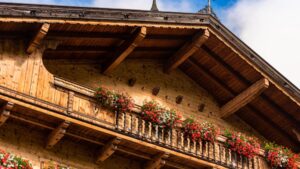 Mehr über den Artikel erfahren Entwicklung der Bauvorschriften und Normen in Tirol | BMN Bau Telfs