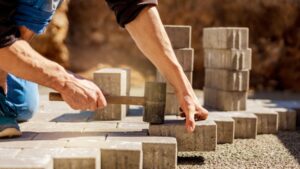 Mehr über den Artikel erfahren Naturstein im Bauwesen | Geschichte, Vorteile & Einsatzbereiche | BMN Bau Tirol